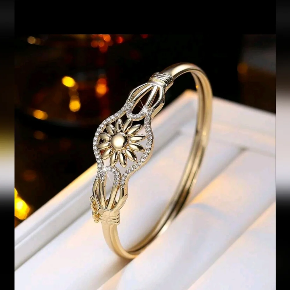 BRAND NEW ** Elegant Gold Floral Bracelet